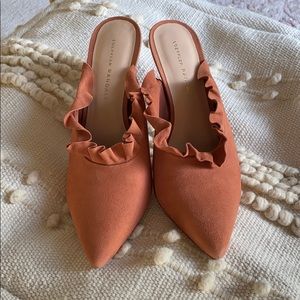 Fun and flirty ruffled heeled slide 💗💗